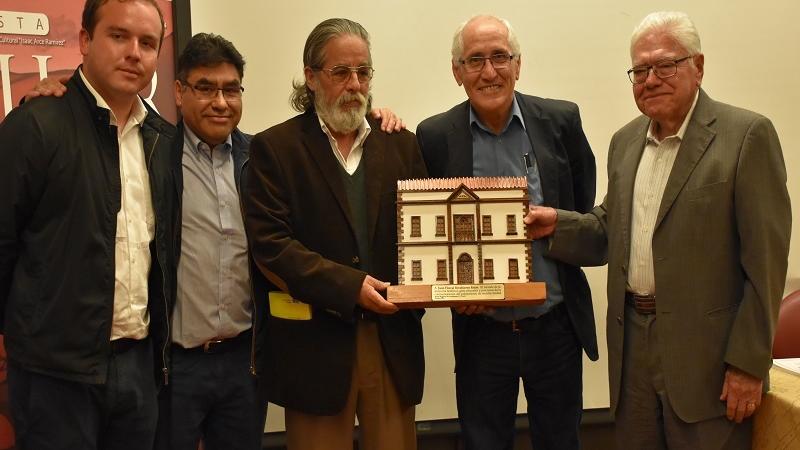 Imagen de cierre de la Jornada, aparecen profesor investigador Carlos Toloza; Director subrogante del Museo, Héctor Ardiles; escultor Manuel Loyola, investigador Pedro Rojas y el homenajeado, historiador Juan Floreal Recabarren.