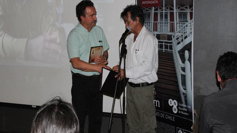 Entrega DVD autoridades del Museo