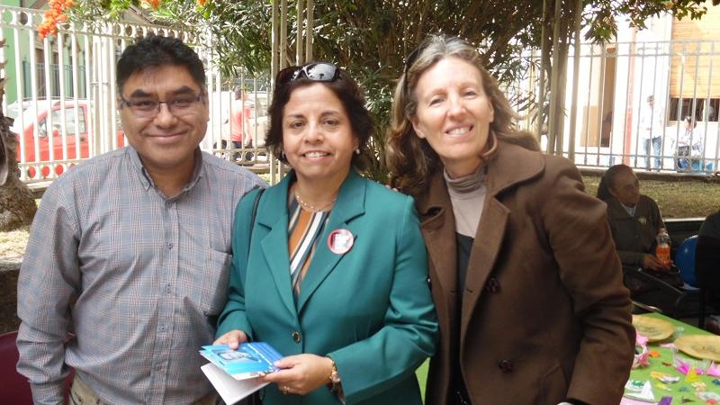Ministra de Minería en stand del Centro de investigación Isaac Arce Ramírez Ministra de Minería Sra. Aurora Williams, junto a Héctor Ardiles y Margarita Fricke, miembros del Directorio del CIIAR
