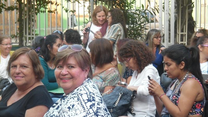 Mujeres colman la plaza contigua al Museo