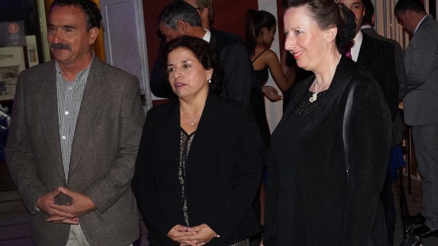 Título entre 66 y 75 caracteres (sin punto final y con mayúsculas y minúsculas) Director del Museo de Antofagasta, Ivo Kuzmanic; Ministra de Minería, Aurora Williams y Embajada del Reino Unido, Fiona Clouder.