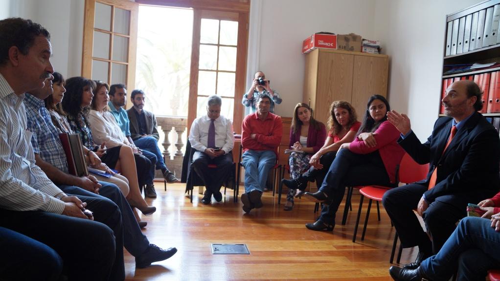 Director con funcionarios de la Biblioteca y Museo de Antofagasta.