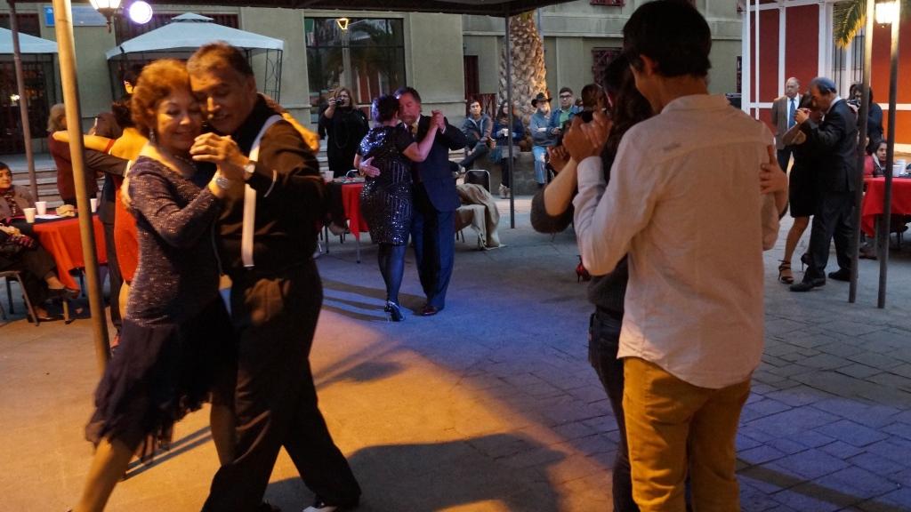 Título entre 66 y 75 caracteres (sin punto final y con mayúsculas y minúsculas) La velada terminó con una milonga en la que bailaron los asistentes.