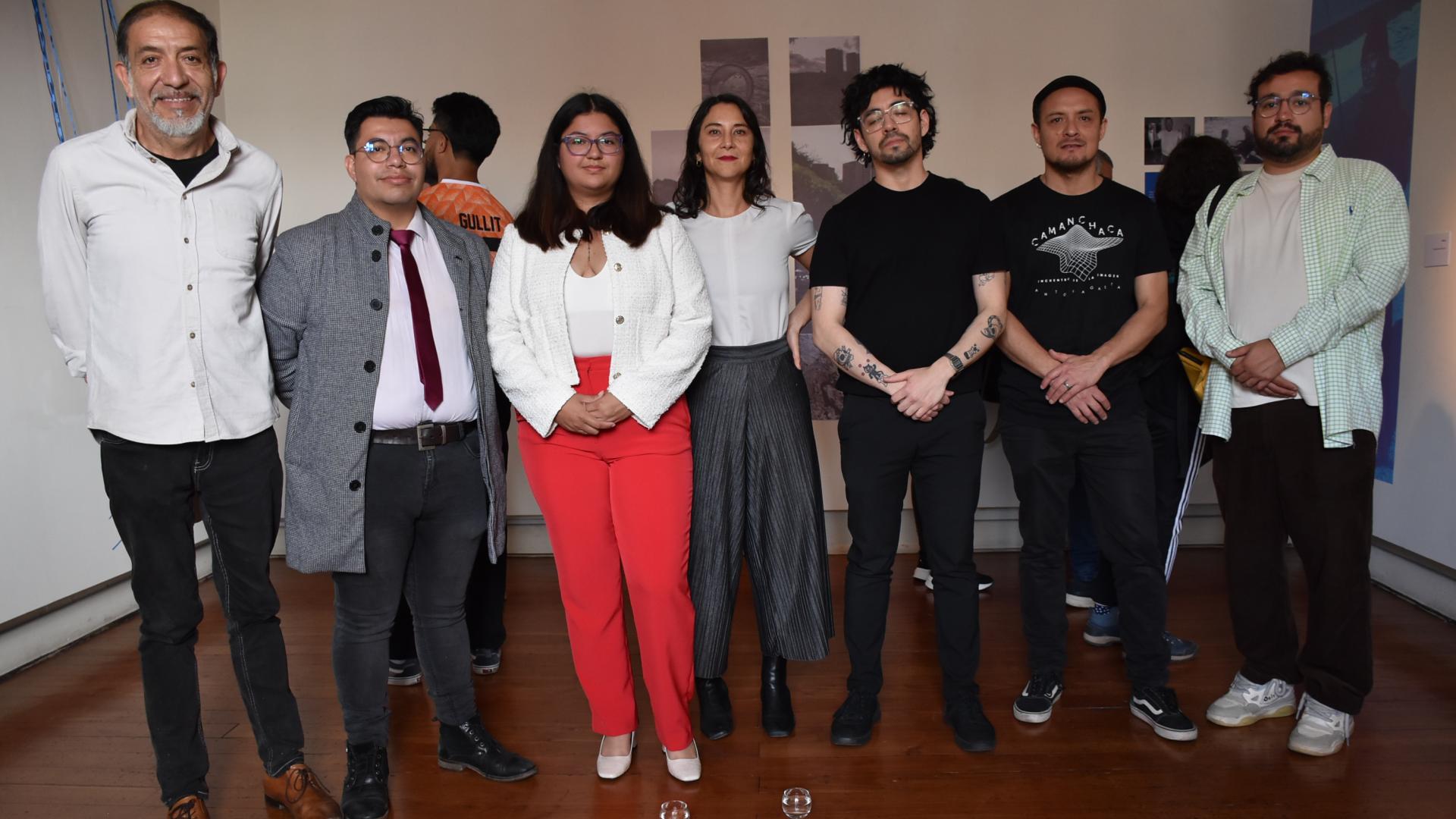 Artistas acompañados por director del museo, curadora y director de Camanchaca