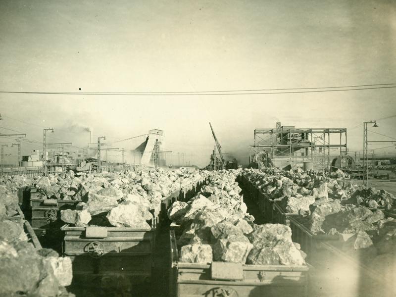 Caliche para las chancadoras. Oficina &amp;quot;María Elena&amp;quot;