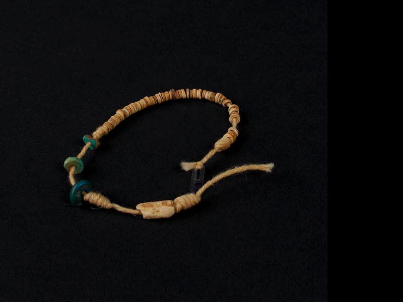 Pulsera de cuentas de concha y mineral de cobre