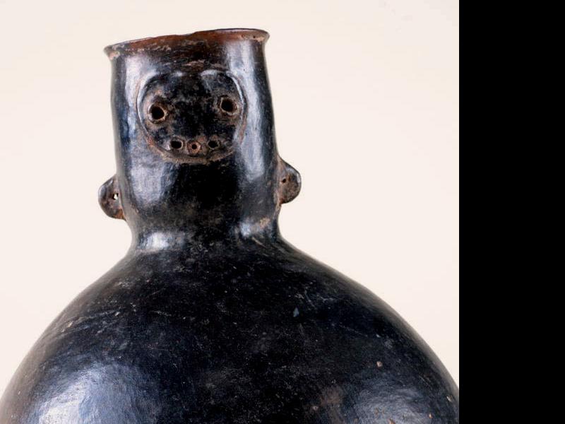 Botella cerámica con modelado antropomorfo (detalle)