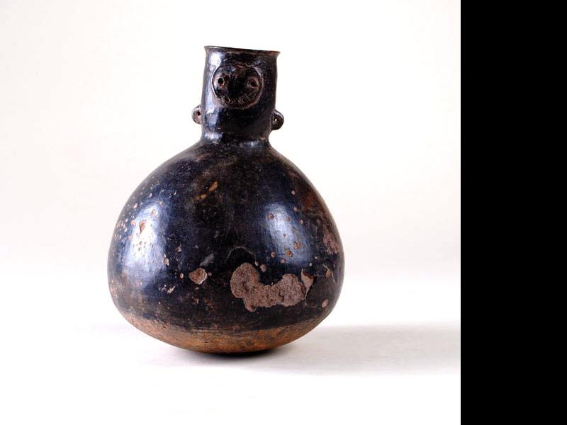Botella cerámica con modelado antropomorfo