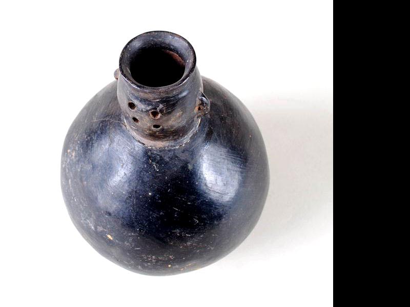 Botella cerámica con modelado antropomorfo (vista superior)