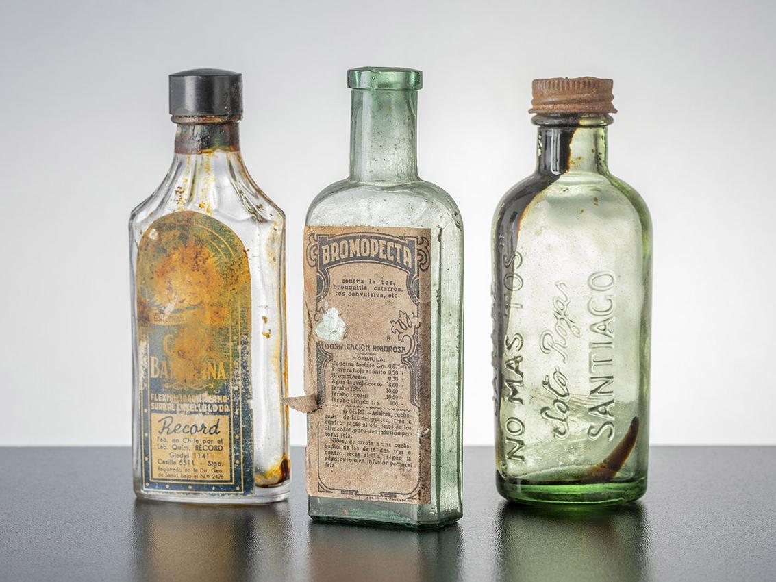 Botella de producto capilar y botellas de medicina