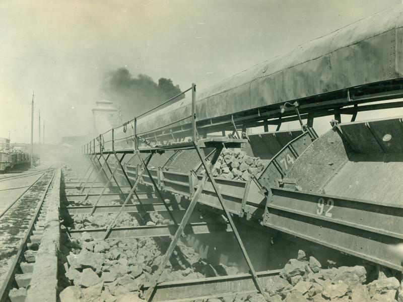 Cargando la tolva de la chancadora