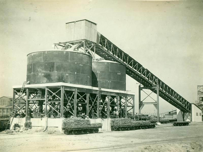 Carguío de carros de ferrocarriles con salitre. Oficina &amp;quot;María Elena&amp;quot;