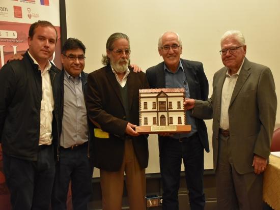 Imagen de cierre de la Jornada, aparecen profesor investigador Carlos Toloza; Director subrogante del Museo, Héctor Ardiles; escultor Manuel Loyola, investigador Pedro Rojas y el homenajeado, historiador Juan Floreal Recabarren.