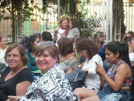 Mujeres colman la plaza contigua al Museo