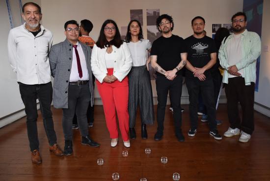 Artistas acompañados por director del museo, curadora y director de Camanchaca