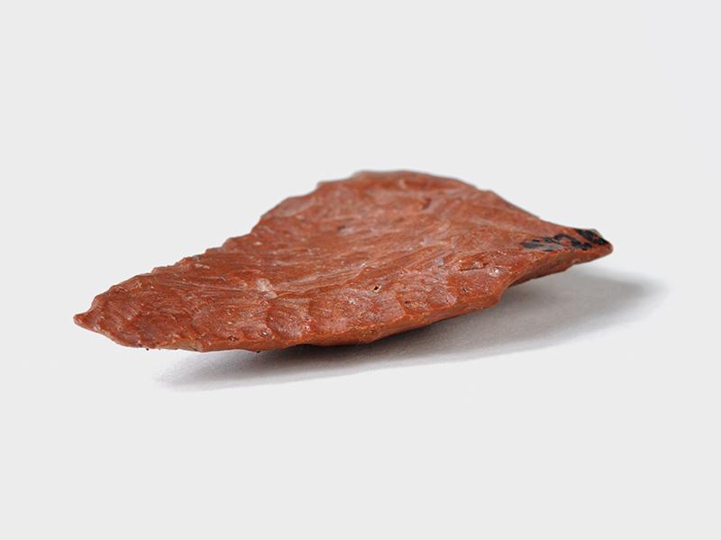 Punta de proyectil triangular (vista lateral)