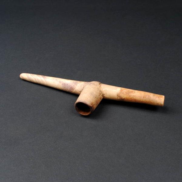 Pipa de piedra pulida (detalle)