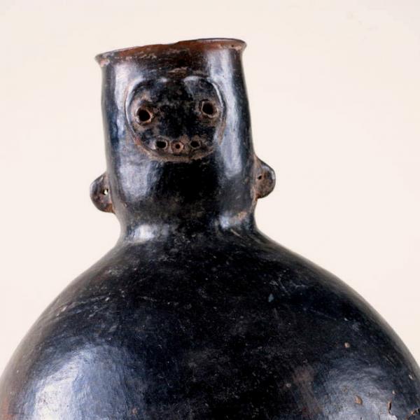 Botella cerámica con modelado antropomorfo (detalle)