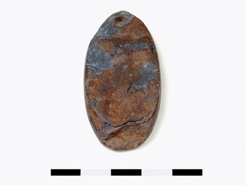 Pendiente de granito perforado