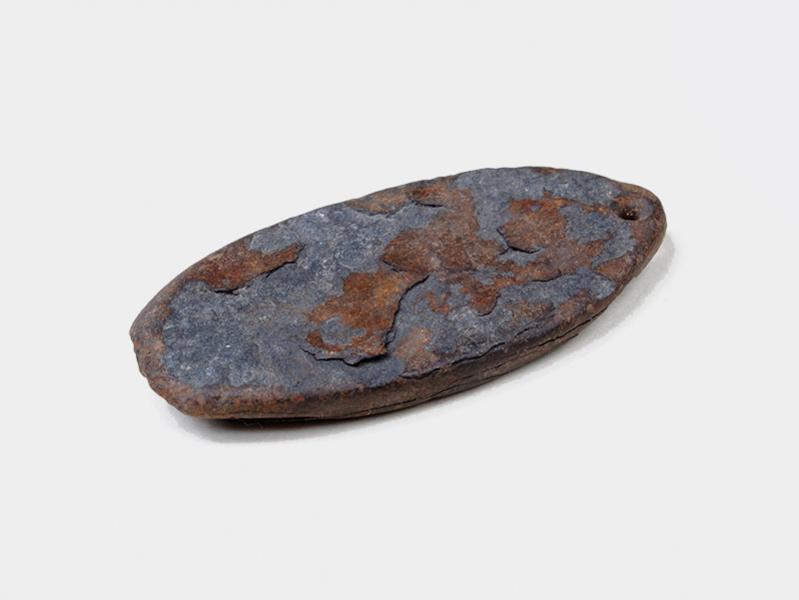 Pendiente perforado de granito