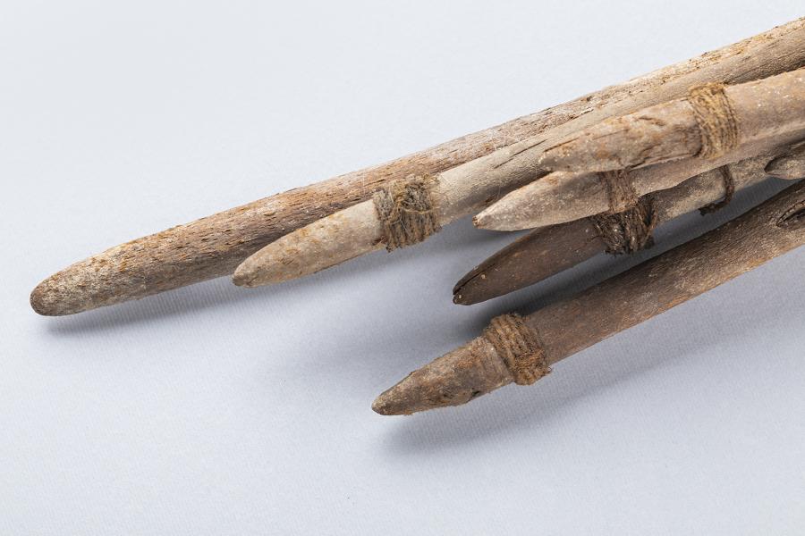 Detalle del sistema de retención de la línea de caza de cabezales de arpón tipo D Detalle del sistema de retención de la línea de caza de cabezales de arpón tipo D
