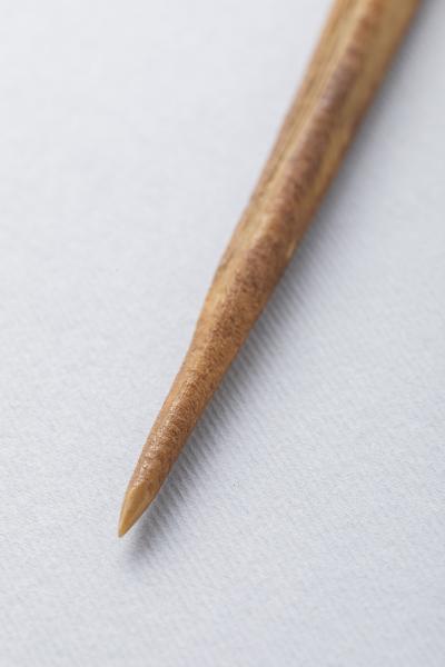 Detalle del extremo penetrante y faceta lateral para el acople de las barbas de un fragmento de cabezal de arpón tipo A Detalle del extremo penetrante y faceta lateral para el acople de las barbas de un fragmento de cabezal de arpón tipo A