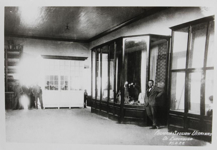 Vitrinas de pulpería en oficina Chacabuco