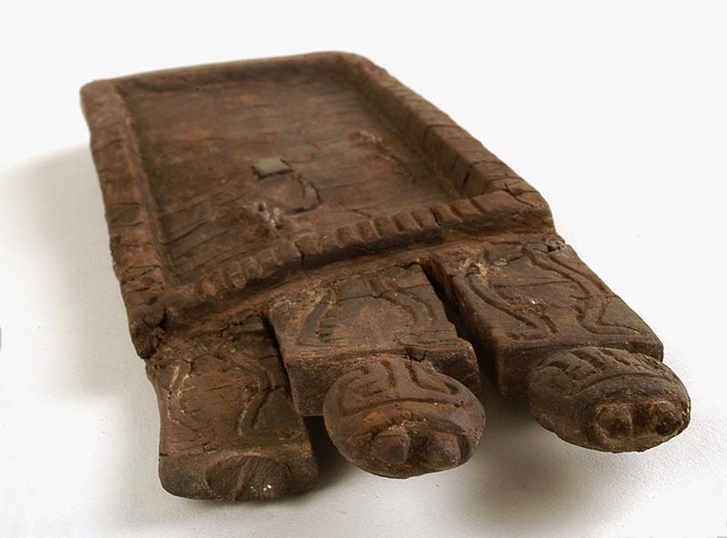 Tableta de madera antropomorfa (detalle)