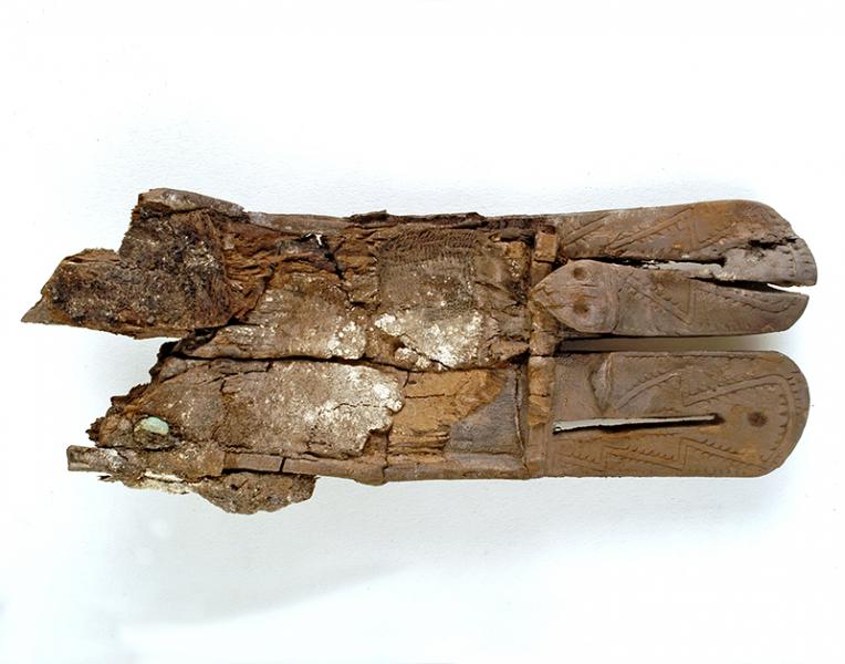 Tableta de madera zoomorfa