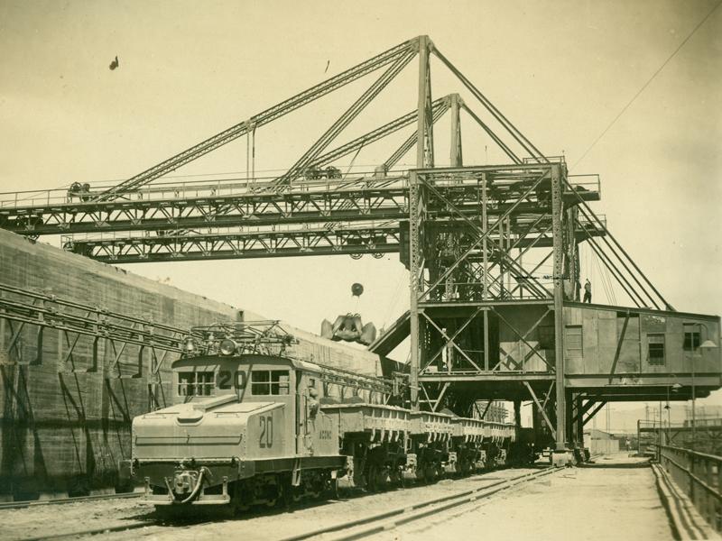 Grúa de descarga. Oficina "María Elena"